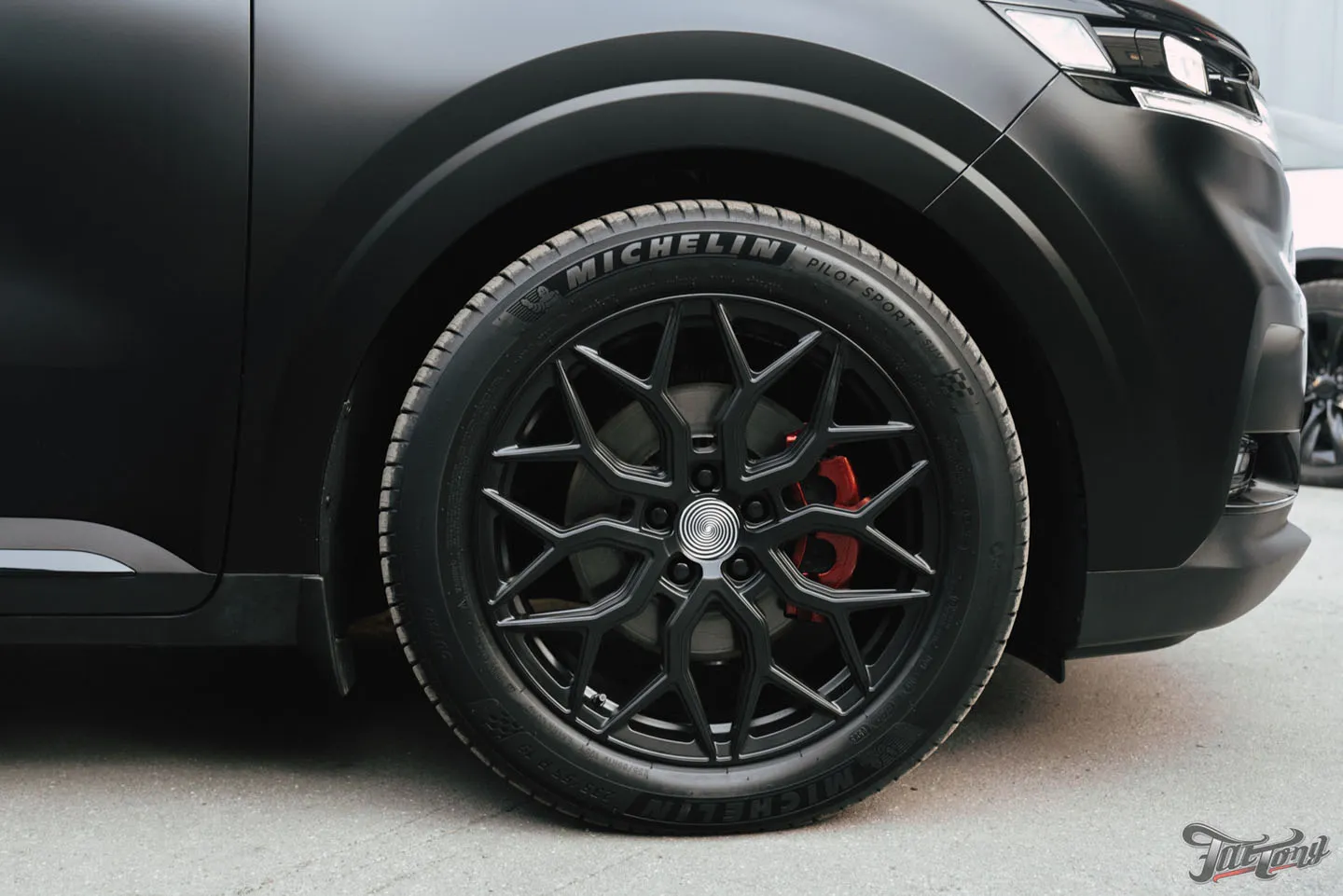 Большой проект для семейного автомобиля Kia Carnival, часть 2: оклейка матовым полиуретаном, цветные ремни, перетяжка руля, антихром, окрас суппортов, детейлинг